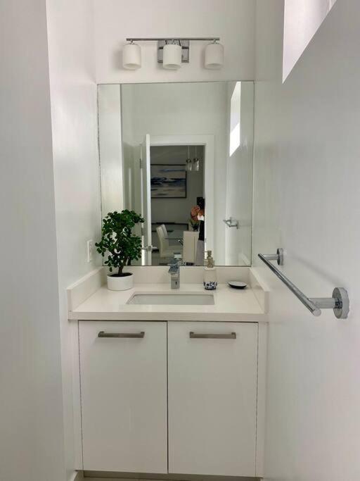 Across The Ocean Few Steps To Beach Contemporary Three Bedroom Townhouse Pompano Beach Zewnętrze zdjęcie