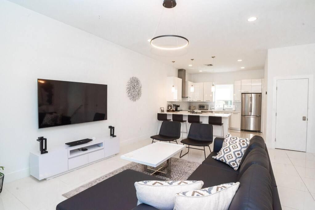 Across The Ocean Few Steps To Beach Contemporary Three Bedroom Townhouse Pompano Beach Zewnętrze zdjęcie