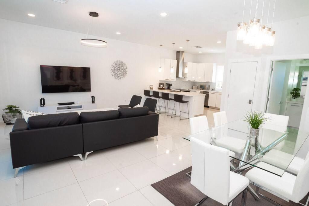 Across The Ocean Few Steps To Beach Contemporary Three Bedroom Townhouse Pompano Beach Zewnętrze zdjęcie
