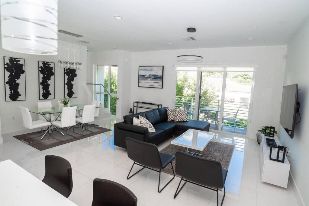 Across The Ocean Few Steps To Beach Contemporary Three Bedroom Townhouse Pompano Beach Zewnętrze zdjęcie