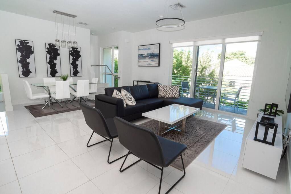 Across The Ocean Few Steps To Beach Contemporary Three Bedroom Townhouse Pompano Beach Zewnętrze zdjęcie