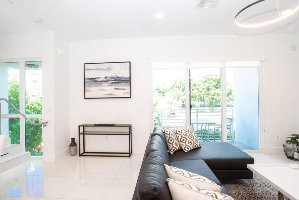 Across The Ocean Few Steps To Beach Contemporary Three Bedroom Townhouse Pompano Beach Zewnętrze zdjęcie
