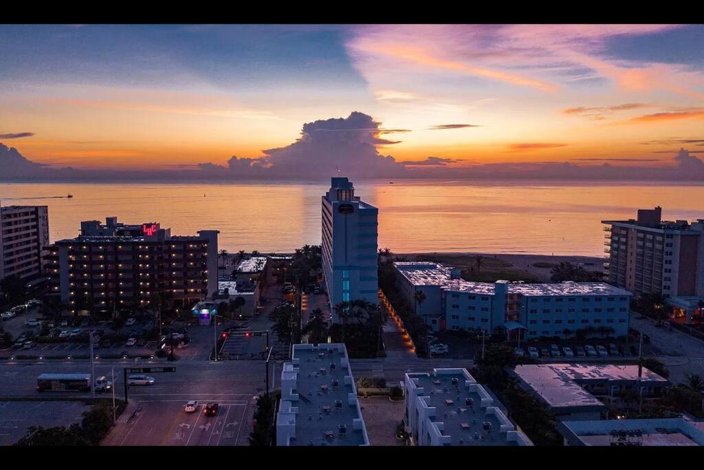 Across The Ocean Few Steps To Beach Contemporary Three Bedroom Townhouse Pompano Beach Zewnętrze zdjęcie