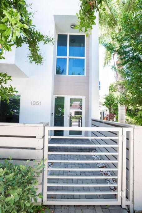 Across The Ocean Few Steps To Beach Contemporary Three Bedroom Townhouse Pompano Beach Zewnętrze zdjęcie