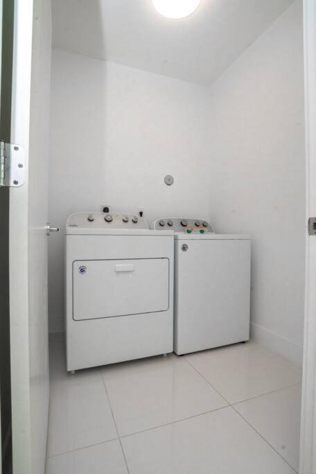 Across The Ocean Few Steps To Beach Contemporary Three Bedroom Townhouse Pompano Beach Zewnętrze zdjęcie