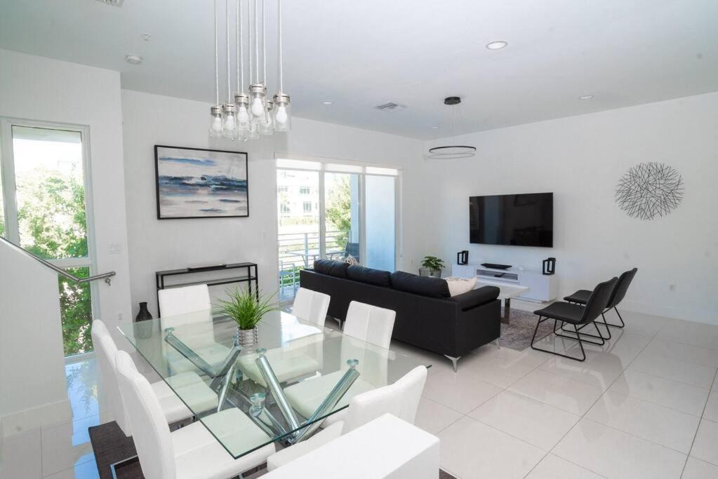 Across The Ocean Few Steps To Beach Contemporary Three Bedroom Townhouse Pompano Beach Zewnętrze zdjęcie