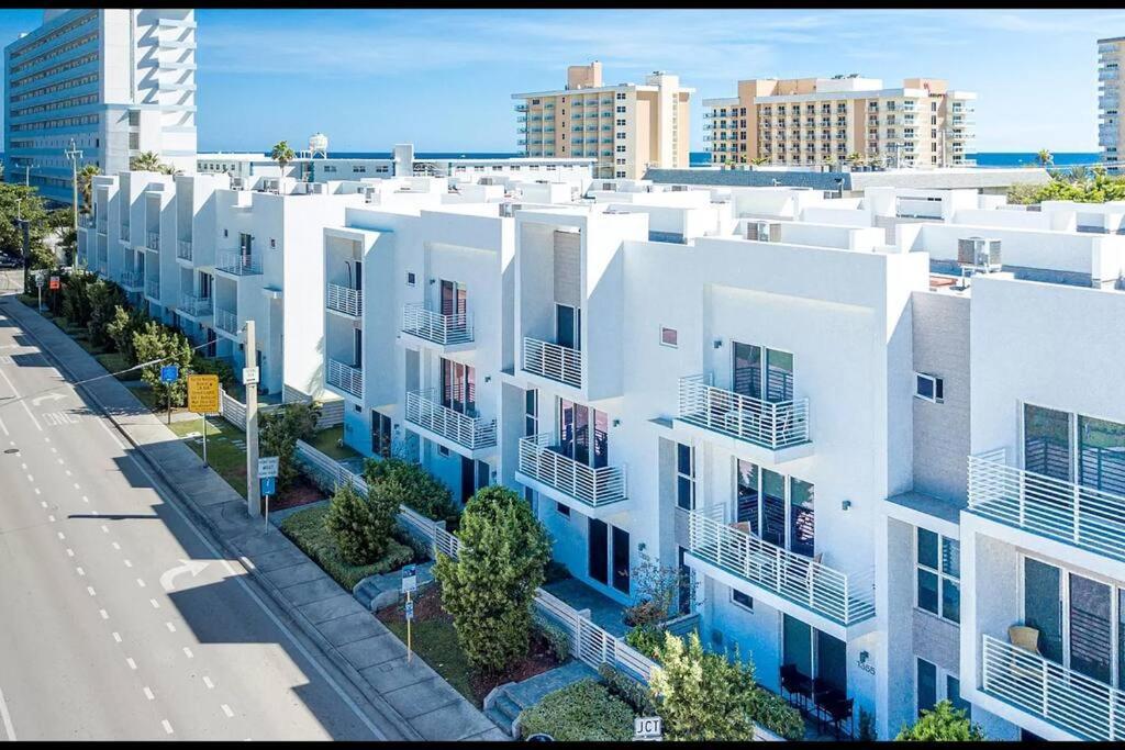 Across The Ocean Few Steps To Beach Contemporary Three Bedroom Townhouse Pompano Beach Zewnętrze zdjęcie
